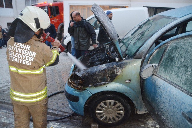 Alev Topuna Dönen Aracı Gören Esnaf Koştu