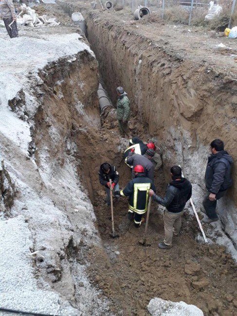 Kanalizasyon Çalışmalarında 2 İşçi Toprak Altında Kaldı