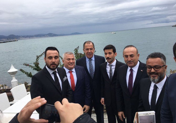 Türk Ve Rus Vatandaşlardan Bakan Lavrov’a Pankartlı Mesaj: