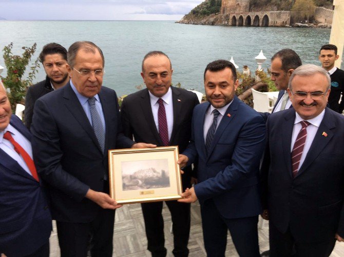 Türk Ve Rus Vatandaşlardan Bakan Lavrov’a Pankartlı Mesaj: