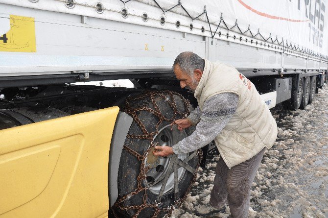 Erzincan’da Kar Yağışı Ve Sis Ulaşımı Aksattı