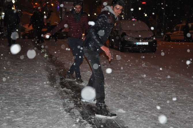 Buzlanan Yollarda Araçlar Kaydı, Gençler Gönüllerince Eğlendi