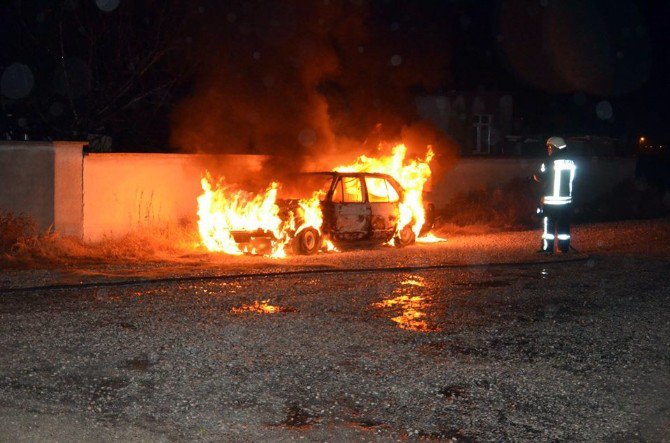 Park Halindeki Otomobil Alev Alev Yandı