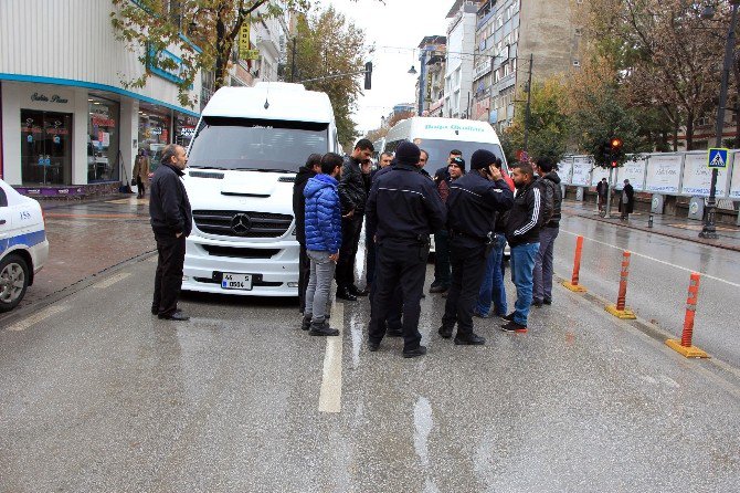 Servisçiler Valilik Önünde Kontak Kapattı