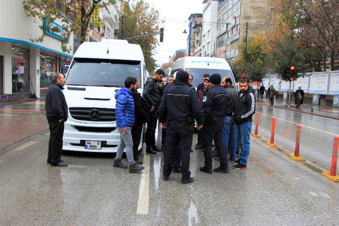 Servisçiler Valilik Önünde Kontak Kapattı