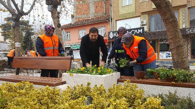 Sındırgı’da Meydanlar Çiçek Açtı