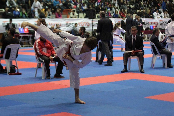 Türkiye Karate Şampiyonası Kuşadası’nda Başladı