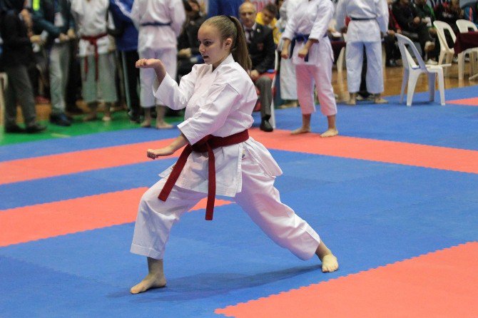 Türkiye Karate Şampiyonası Kuşadası’nda Başladı