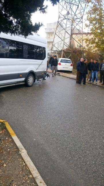 Adıyaman’da Otomobille Öğrenci Servisi Çarpıştı