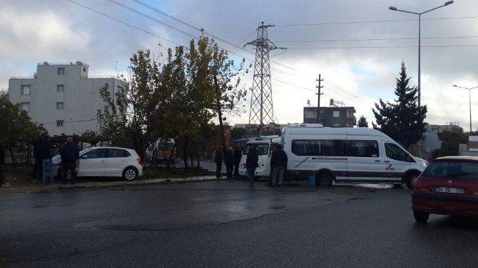 Adıyaman’da Otomobille Öğrenci Servisi Çarpıştı