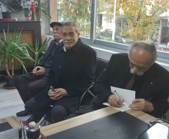 Alevi Kanaat Önderinden Başkan Özdemir’e Kitap Hediyesi