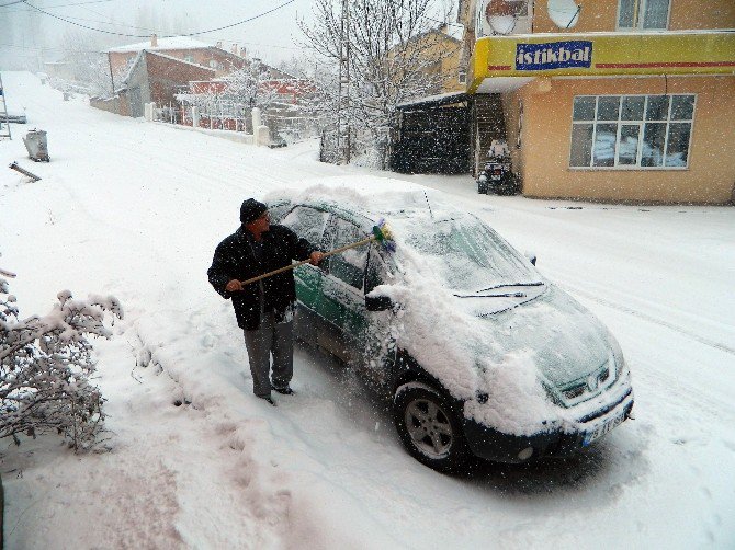 Kar Posof’ta Yolları Kapattı, Okullar Tatil Edildi