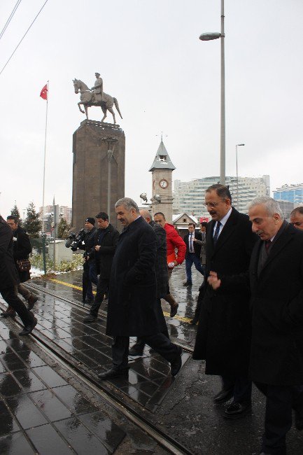 Bakan Özhaseki Çarşı Esnafını Ziyaret Etti, Pastırma Yedi