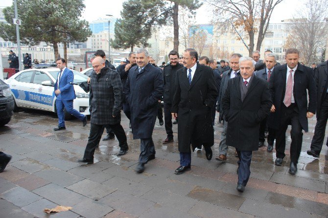 Bakan Özhaseki Çarşı Esnafını Ziyaret Etti, Pastırma Yedi