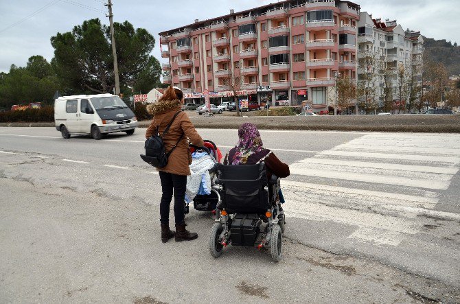 D-100 Karayolu Üzerindeki Yaya Geçitleri Engellilere Geçit Vermiyor