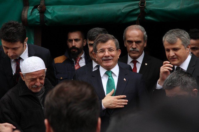 Ahmet Davutoğlu’nun Papağan İle Zor Anları