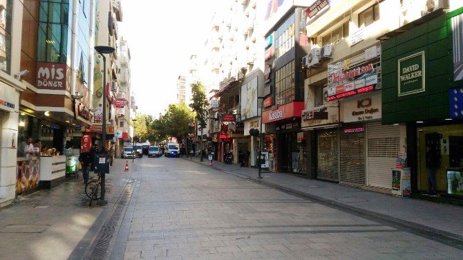 İzmir’de Bomba Paniği: 20 Bina Boşaltıldı