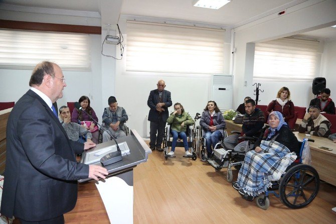 Başkan Özakcan, Engellilerin Yüzünü Güldürdü