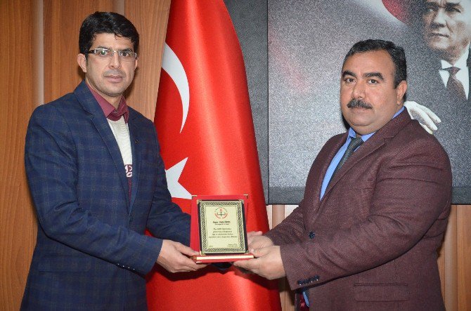 Eğitime Destek Veren Basın Mensubuna Plaketli Teşekkür