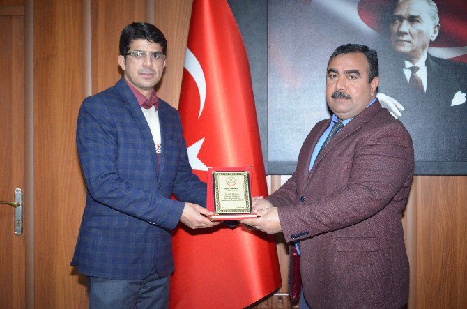 Eğitime Destek Veren Basın Mensubuna Plaketli Teşekkür