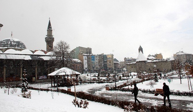 Erzurum’da 3 Metrelik ‘Dadaş Kardan Adam’