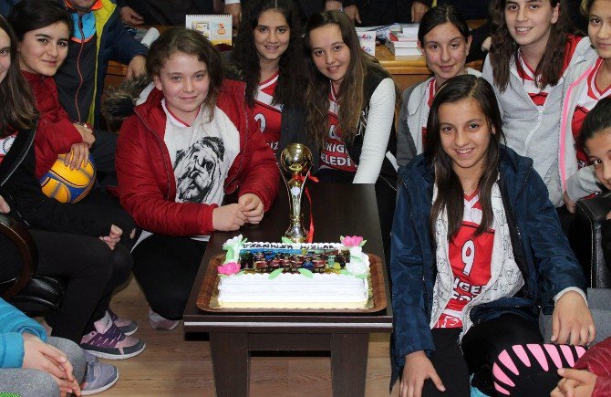 Eskigediz Belediye Gazispor Kız Voleybol Takımı İçin Kutlama Programı