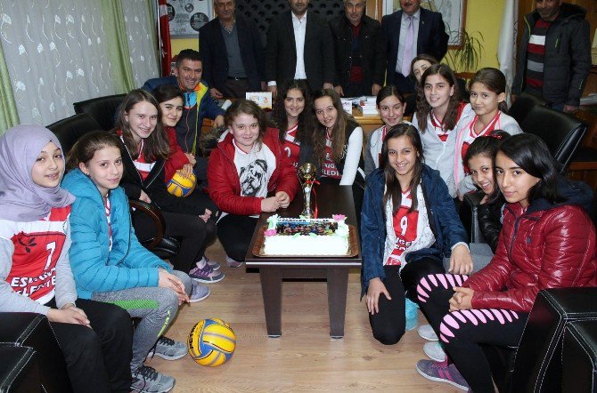 Eskigediz Belediye Gazispor Kız Voleybol Takımı İçin Kutlama Programı