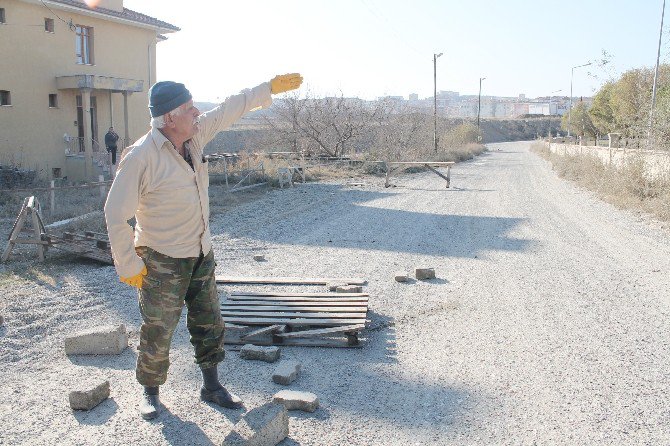 Evleri Toz İçinde Kalan Vatandaşlar Yolu Trafiğe Kapattı