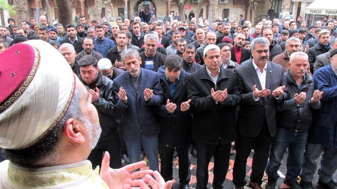 Halep’te Öldürülen Müslümanlar İçin Gıyabi Cenaze Namazı Kılındı