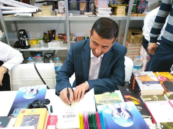 Genç Öğretmen Habib Erdem Kitap Çıkarttı