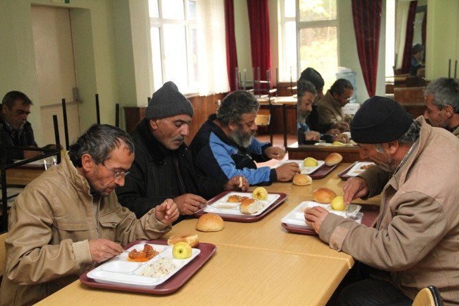 Büyükşehir, Sokakta Yaşayan Vatandaşları Barınma Evine Yerleştiriyor