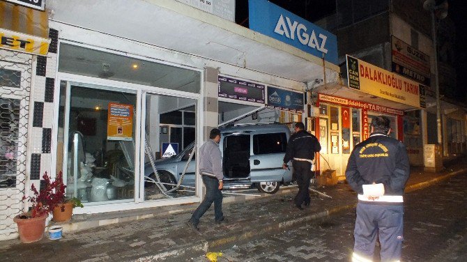 Kontrolden Çıkan Araç Tüpçü Dükkanına Girdi