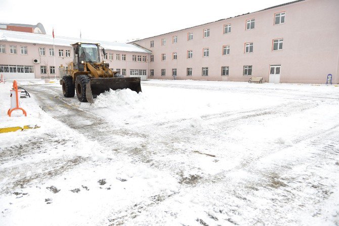 Yakutiye Belediyesi, Okul Bahçelerinin Karını Aldı