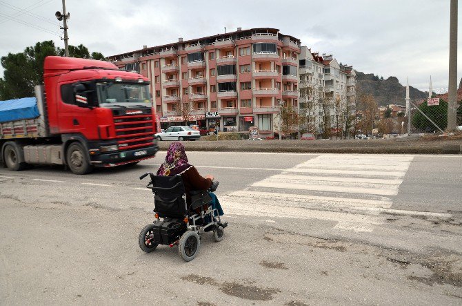 D-100 Karayolu Üzerindeki Yaya Geçitleri Engellilere Geçit Vermiyor