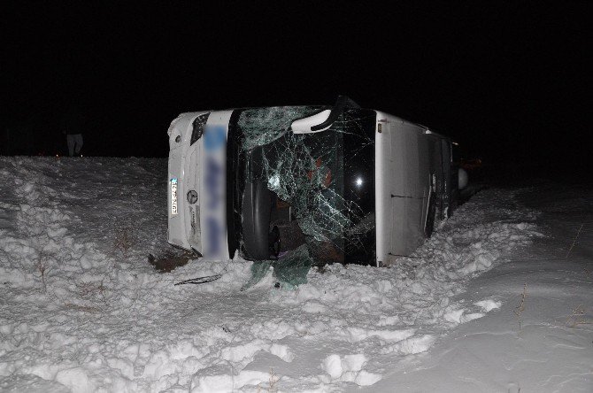 Buzlu Yolda Trafik Kazası: 33 Yaralı