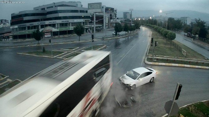 Tokat’ta Mobese Kameralarına Yansıyan İlginç Trafik Kazaları