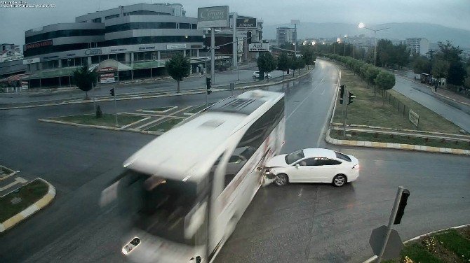 Tokat’ta Mobese Kameralarına Yansıyan İlginç Trafik Kazaları