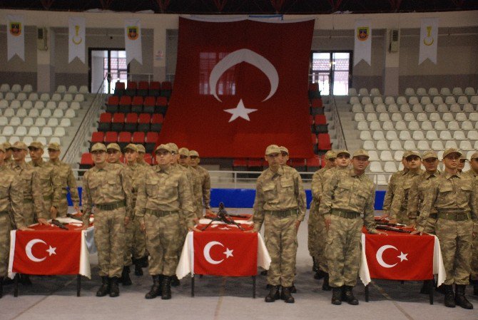 Tokat’ta Olumsuz Hava Şartları Nedeni İle Yemin Töreni Spor Salonunda Yapıldı