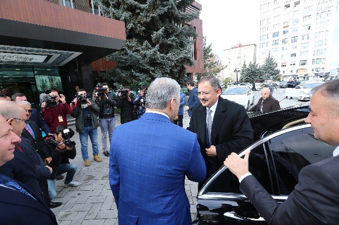 Bakan Özhaseki Kayseri Büyükşehir Belediyesi’ni Örnek Gösterdi