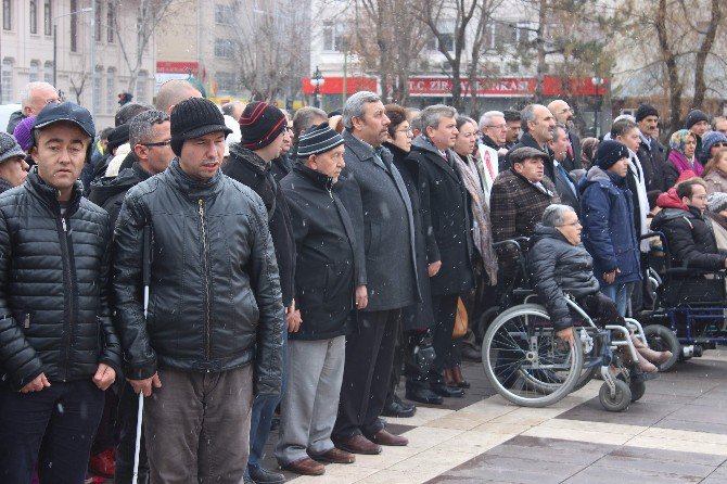 Engelliler Günü’nde Atatürk Anıtına Çelenk