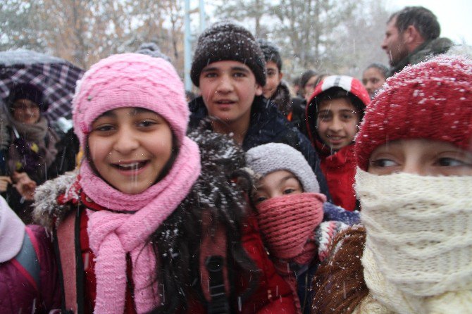 Ardahan’da Kar Ve Tipi 22 Köy Yolunu Kapattı