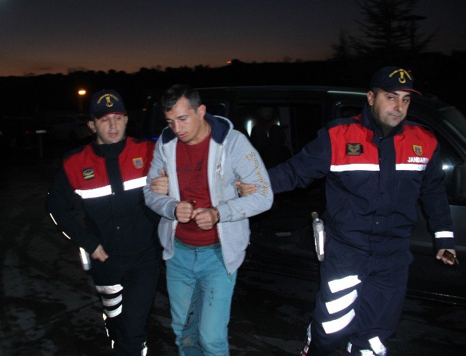 Babasını Boğazını Keserek Öldürdü