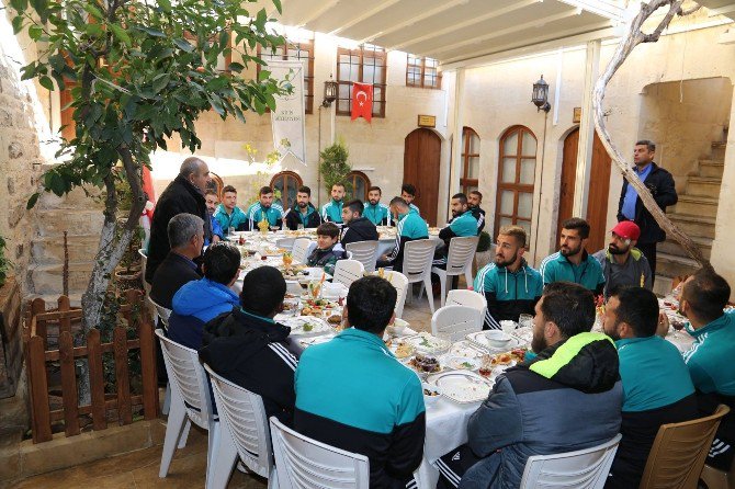 Başkan Kara, Kilis Belediyesporlu Futbolculara Kahvaltı Verdi