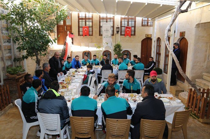 Başkan Kara, Kilis Belediyesporlu Futbolculara Kahvaltı Verdi