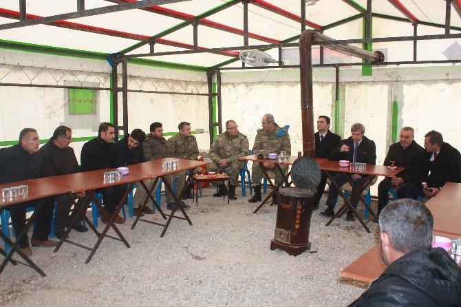 Bitlis Valisinden Fırat Kalkanı Şehidinin Ailesine Taziye Ziyareti