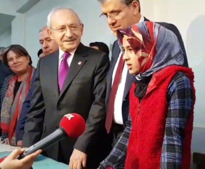 Kılıçdaroğlu, 12 Kişinin Hayatını Kaybettiği Yurda Karanfil Bıraktı