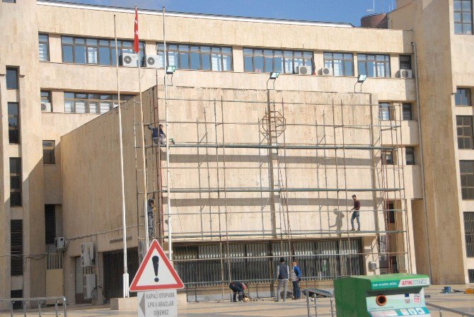 Diyarbakır Büyükşehir Belediyesi Binasındaki Türkçe Ve Kürtçe Yazılar Kaldırıldı