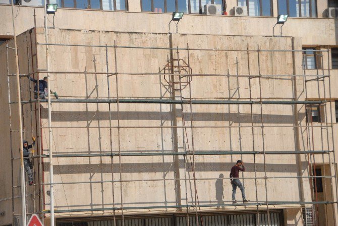 (Düzeltme) Diyarbakır Büyükşehir Belediyesi Eskiyen Tabelasını Değiştiriyor