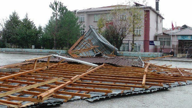 Akçakoca’da Fırtına Okulun Çatısını Uçurdu