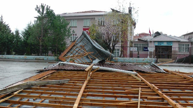 Akçakoca’da Fırtına Okulun Çatısını Uçurdu